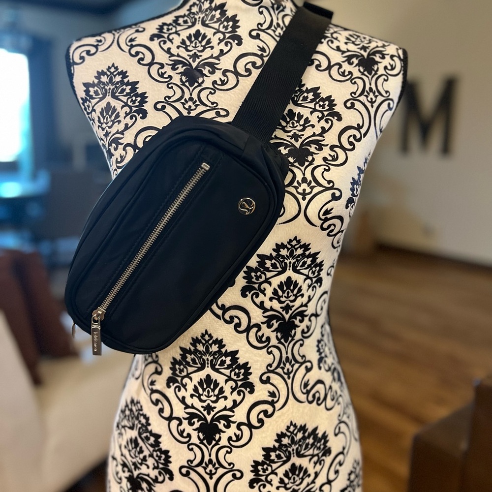 Lululemon Belt Bag- never used.